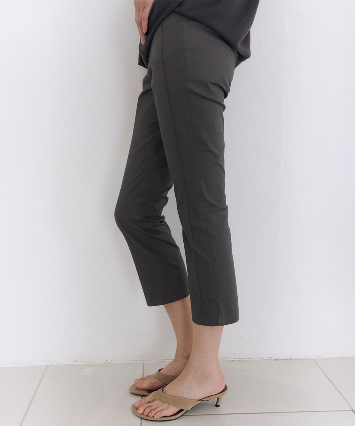 로우타이드(LOW TIDE) ESSENTIAL CAPRI PANTS [CHARCOAL]