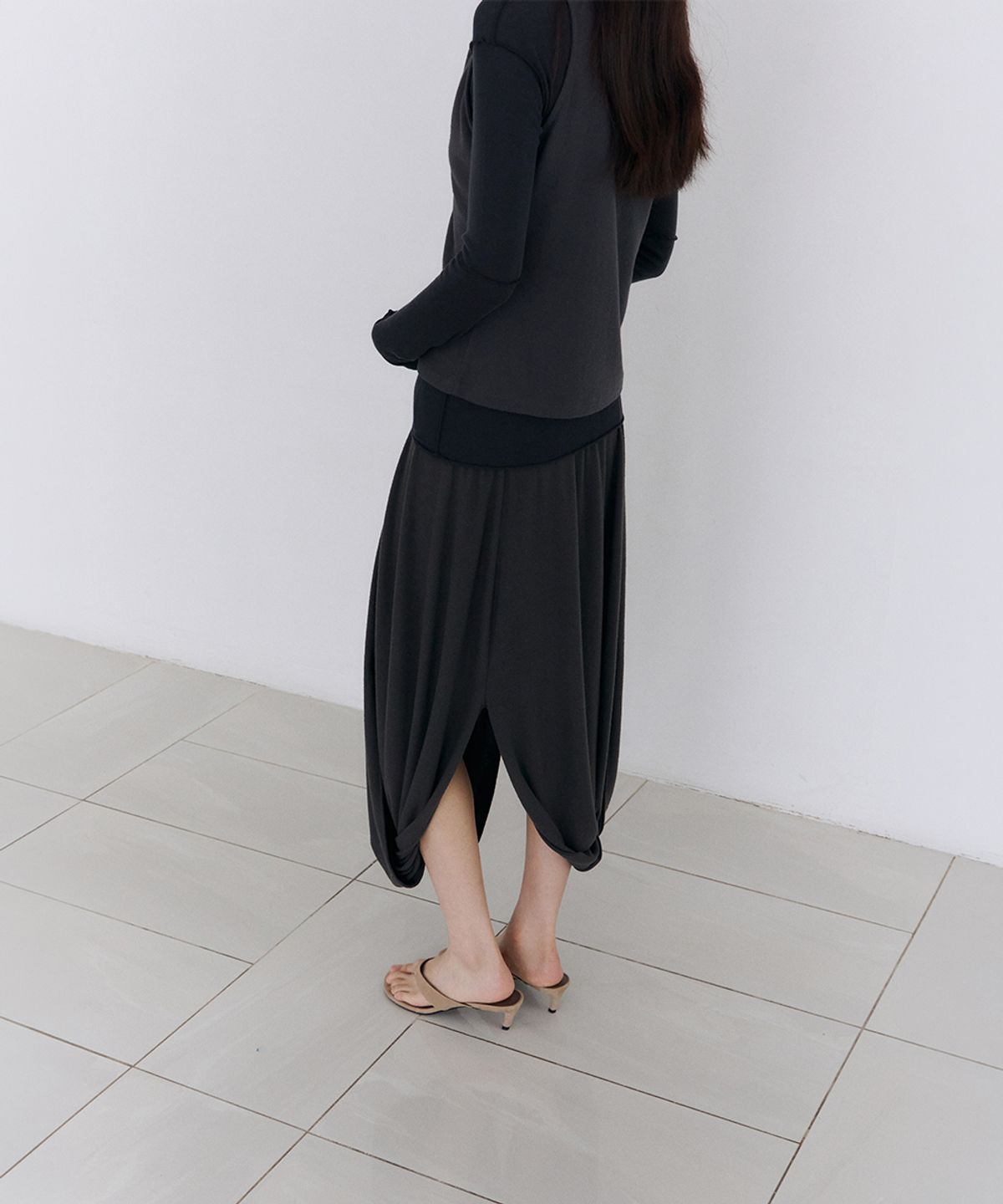 로우타이드(LOW TIDE) TWO WAY DRAPE SKIRT [CHARCOAL]