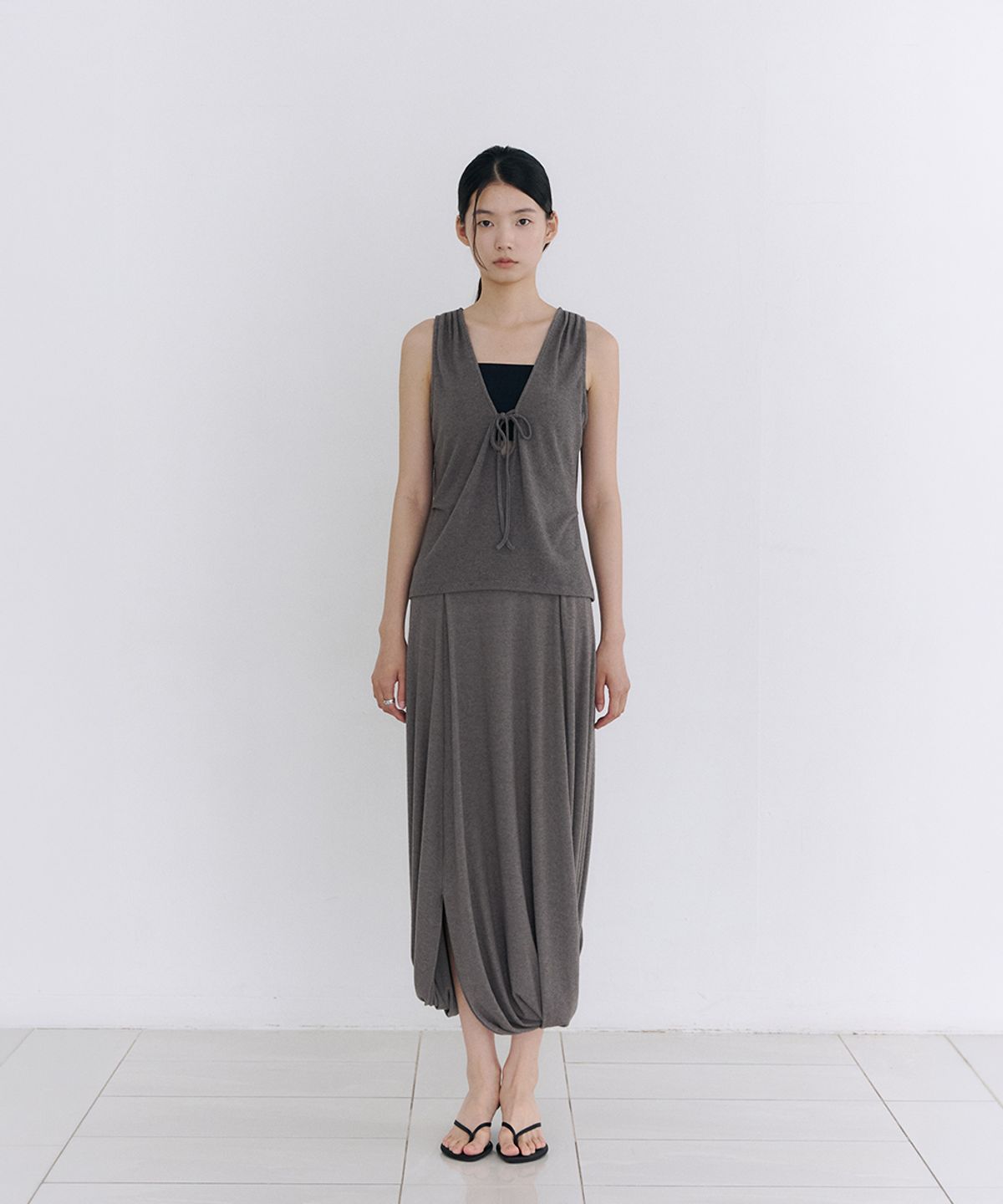 로우타이드(LOW TIDE) TIE DRAPE SLEEVELESS TOP [GREY]