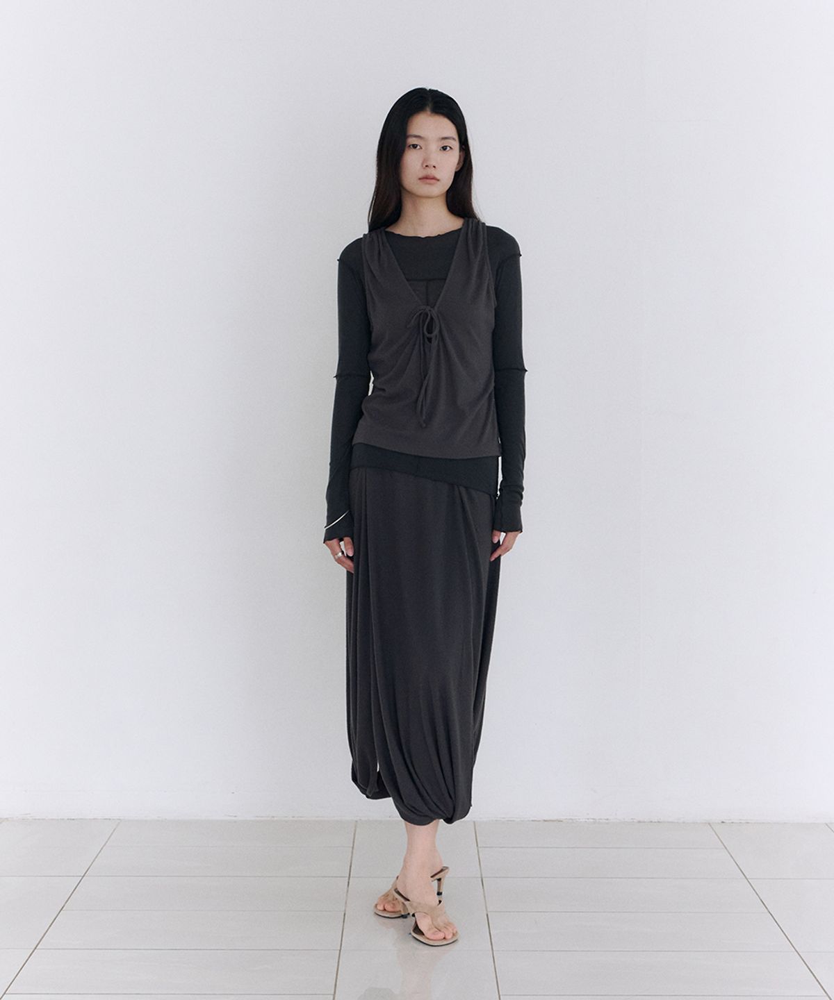 로우타이드(LOW TIDE) TIE DRAPE SLEEVELESS TOP [CHARCOAL]