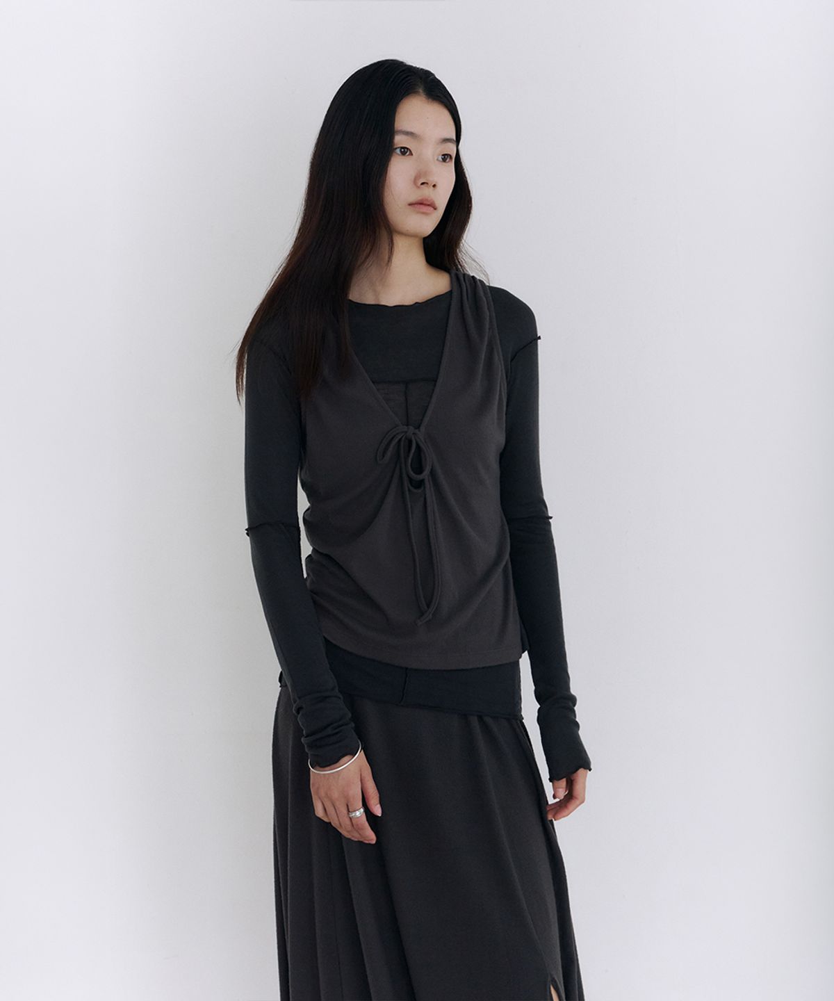로우타이드(LOW TIDE) TIE DRAPE SLEEVELESS TOP [CHARCOAL]