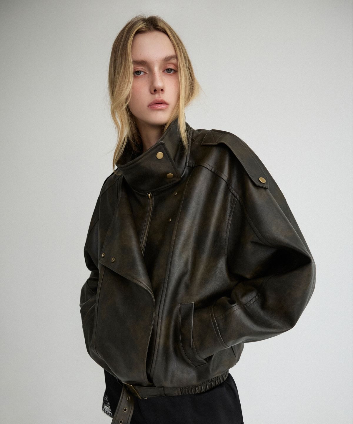 미쏘(MIXXO) 하이넥 페이크레더 자켓_MIWJLG947C