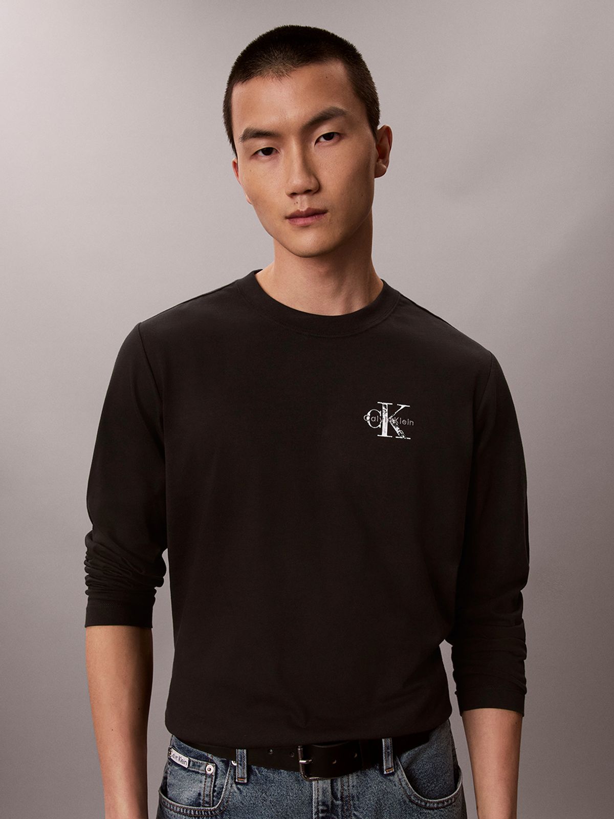 캘빈클라인 진(CALVIN KLEIN JEANS) 이지 디스트레스 모노로고 백 그래픽 긴팔 티셔츠 4RH801G UB1