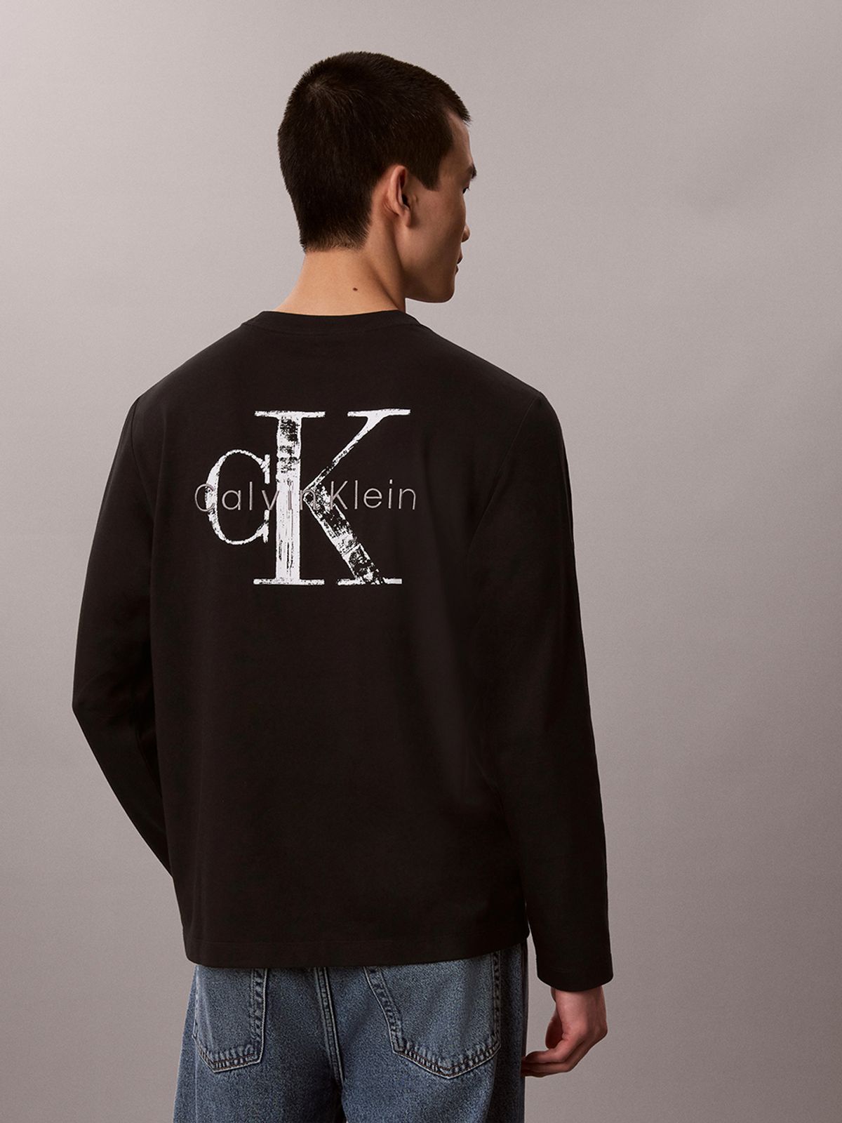 캘빈클라인 진(CALVIN KLEIN JEANS) 이지 디스트레스 모노로고 백 그래픽 긴팔 티셔츠 4RH801G UB1