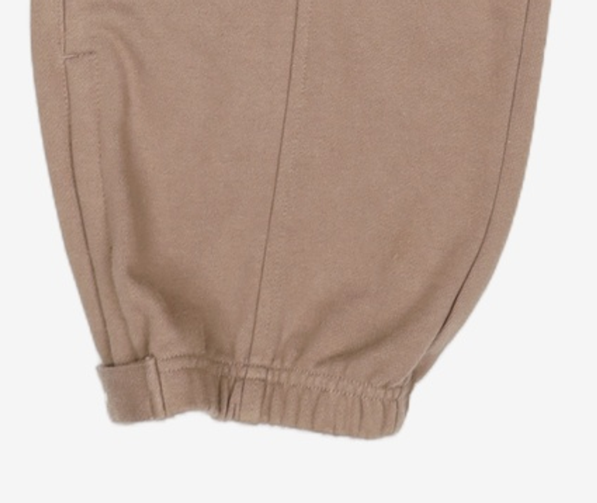 메종미네드(MAISON MINED) (THE LION KING)SMALL LOGO JOGGER PANTS DUSTY BEIGE 50