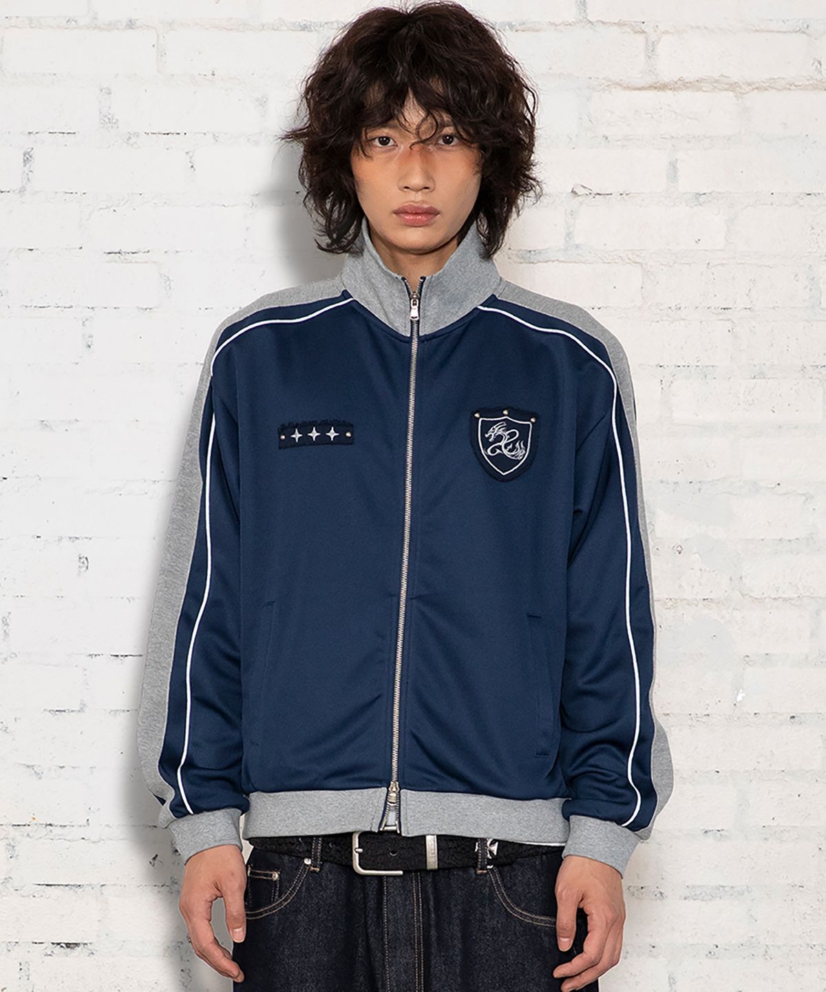 엑스톤즈(XTONZ) XJ140 슬림핏 아플리케 파이핑 트랙 집업 (NAVY)