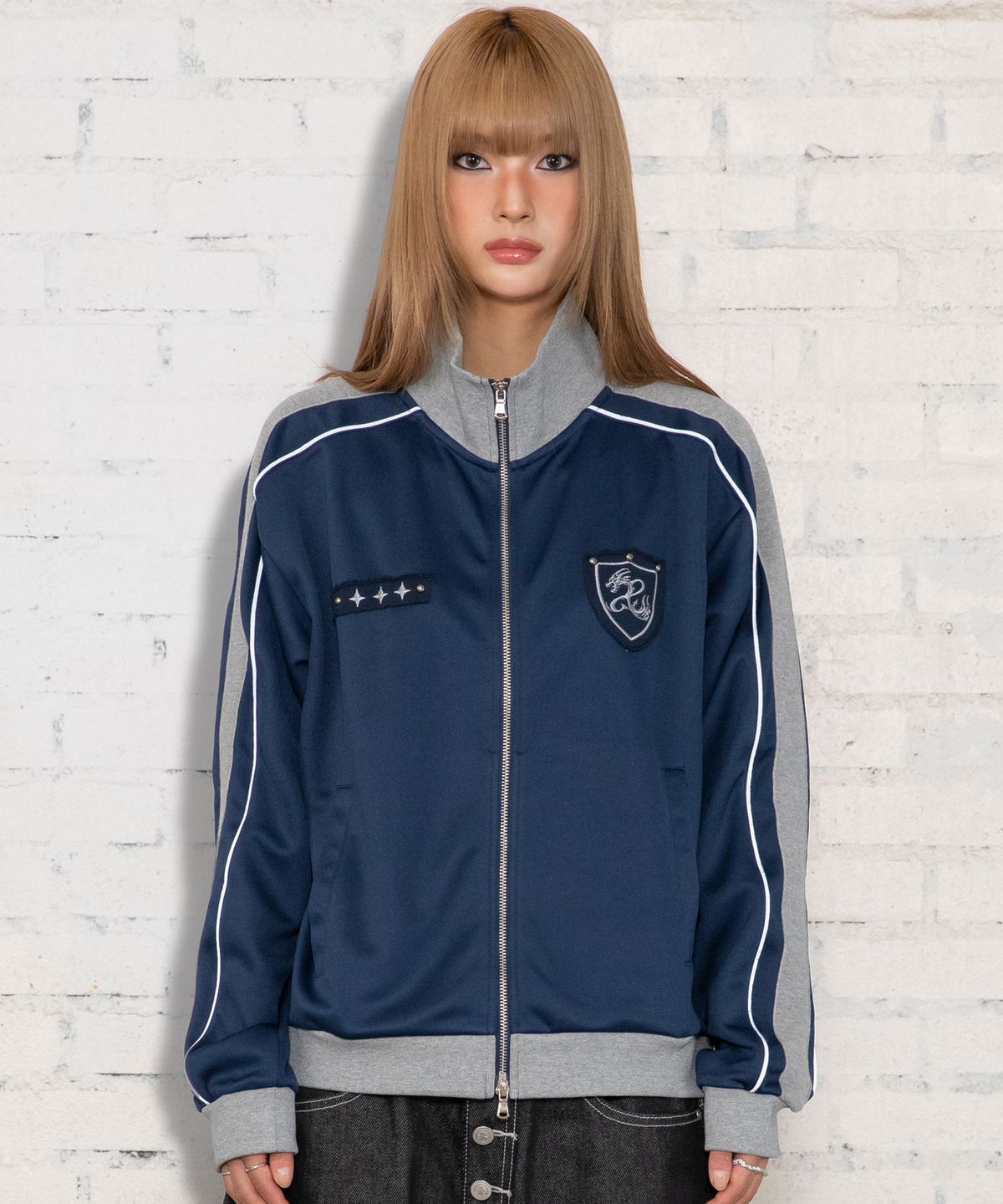 엑스톤즈(XTONZ) XJ140 슬림핏 아플리케 파이핑 트랙 집업 (NAVY)
