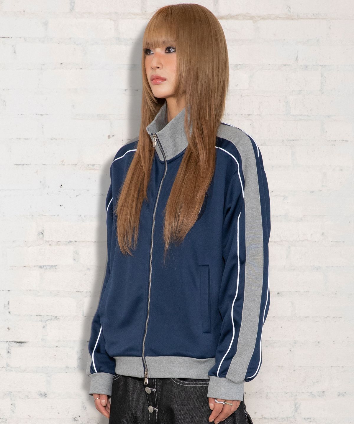 엑스톤즈(XTONZ) XJ140 슬림핏 아플리케 파이핑 트랙 집업 (NAVY)