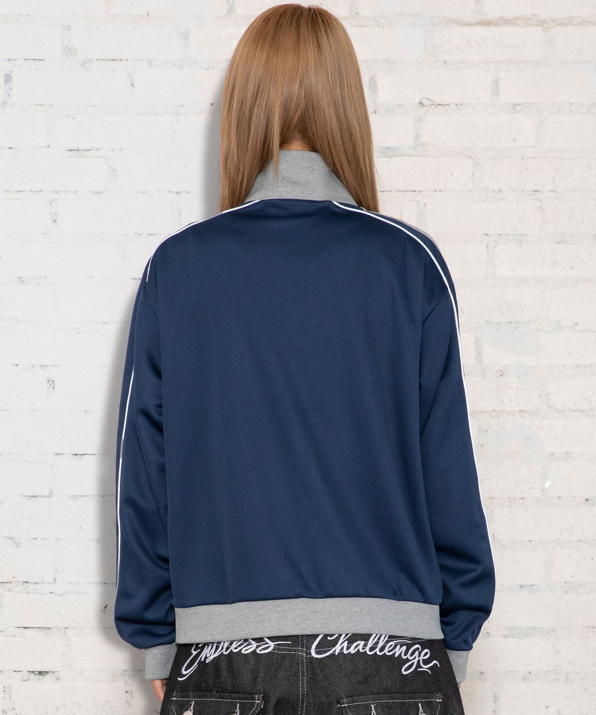 엑스톤즈(XTONZ) XJ140 슬림핏 아플리케 파이핑 트랙 집업 (NAVY)