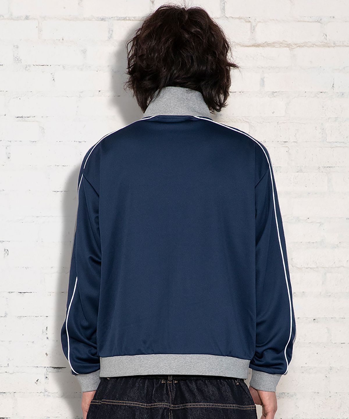 엑스톤즈(XTONZ) XJ140 슬림핏 아플리케 파이핑 트랙 집업 (NAVY)