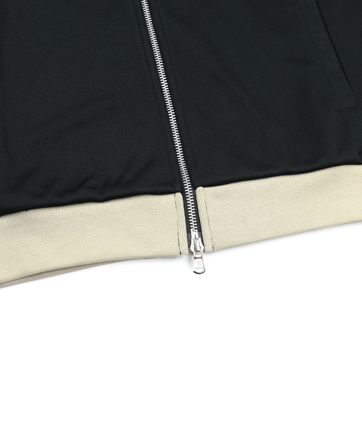 엑스톤즈(XTONZ) XJ140 슬림핏 아플리케 파이핑 트랙 집업 (BLACK)