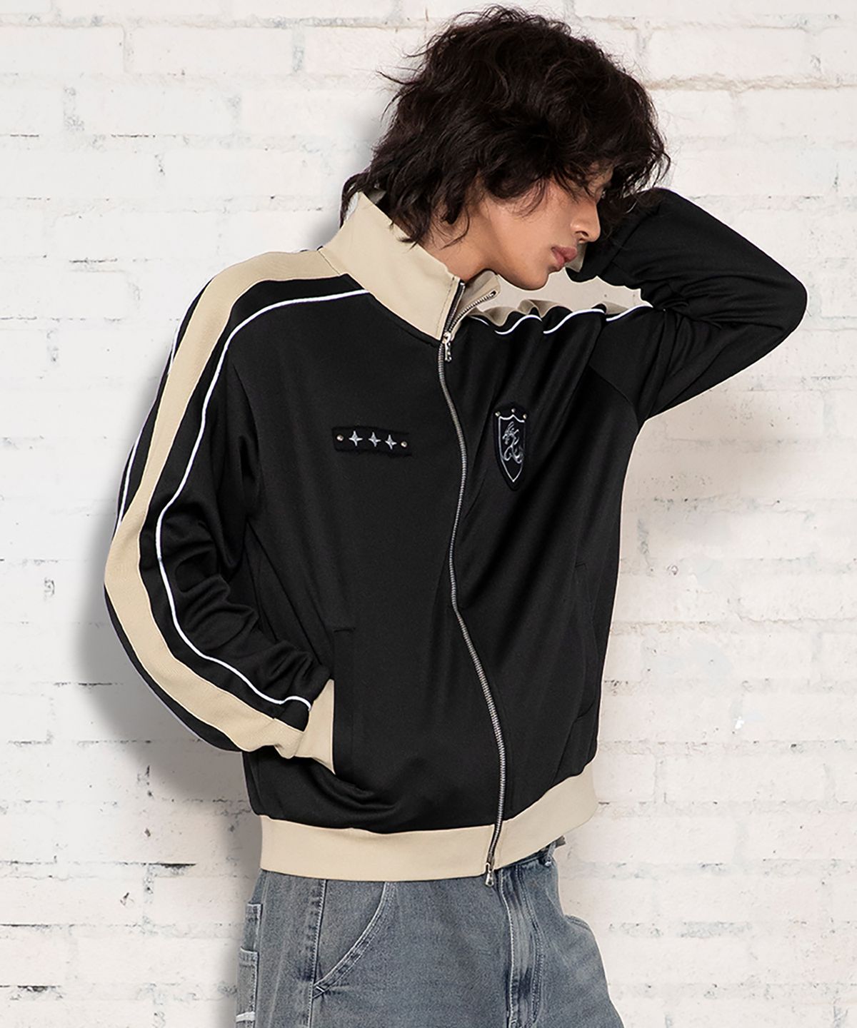 엑스톤즈(XTONZ) XJ140 슬림핏 아플리케 파이핑 트랙 집업 (BLACK)