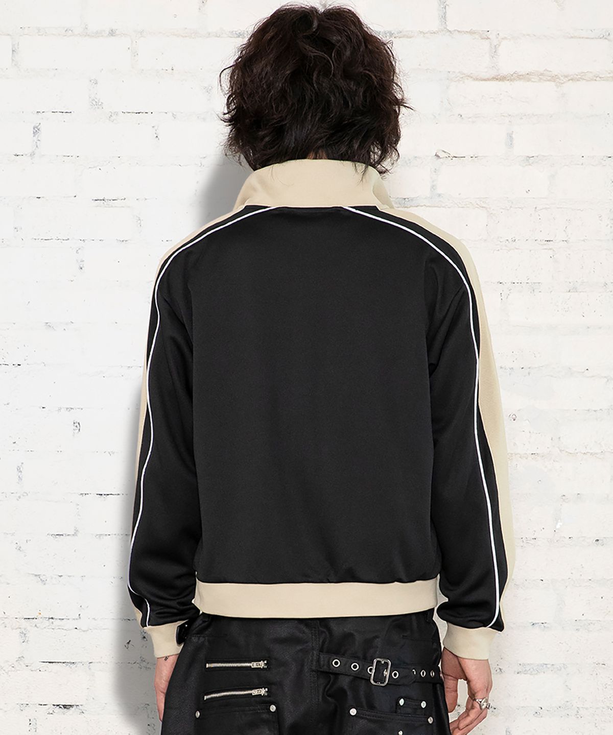 엑스톤즈(XTONZ) XJ140 슬림핏 아플리케 파이핑 트랙 집업 (BLACK)