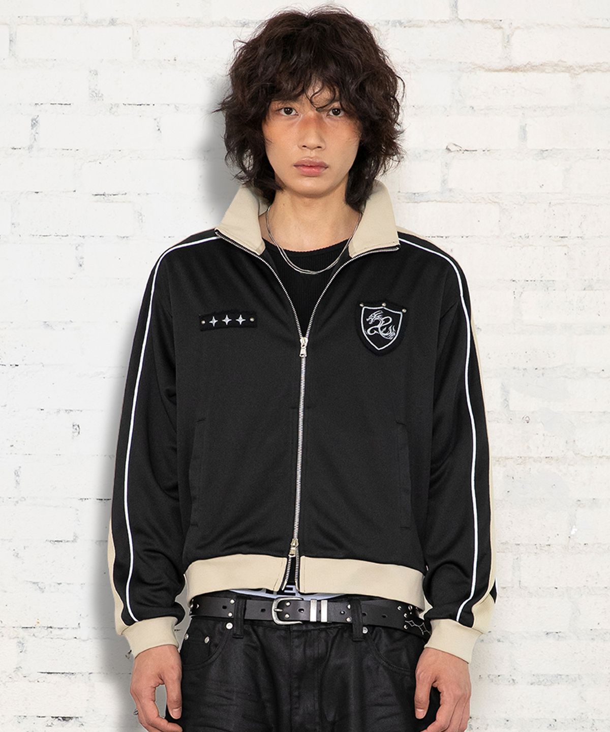 엑스톤즈(XTONZ) XJ140 슬림핏 아플리케 파이핑 트랙 집업 (BLACK)