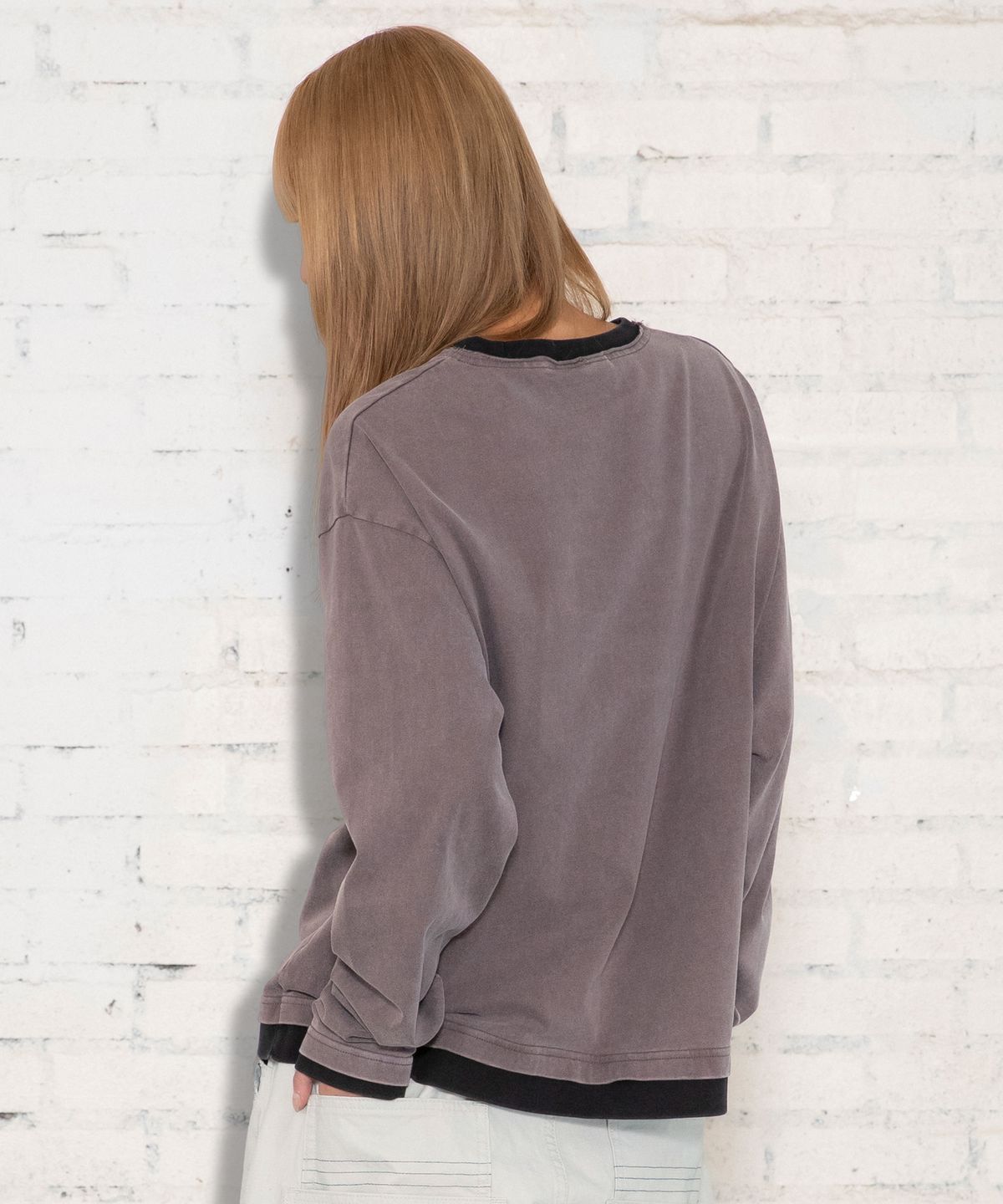 엑스톤즈(XTONZ) XTT168 더스트 워싱 레이어드 크롭 롱슬리브 (PURPLE/BROWN)