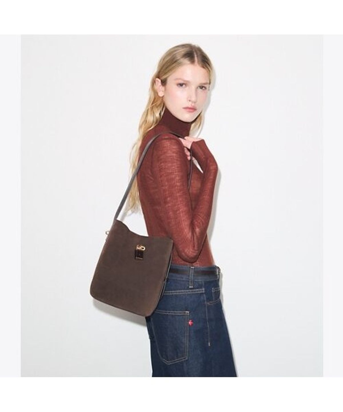 토리버치(TORYBURCH) 락 스웨이드 슬림 미디엄 버킷백 - 다크 코코아