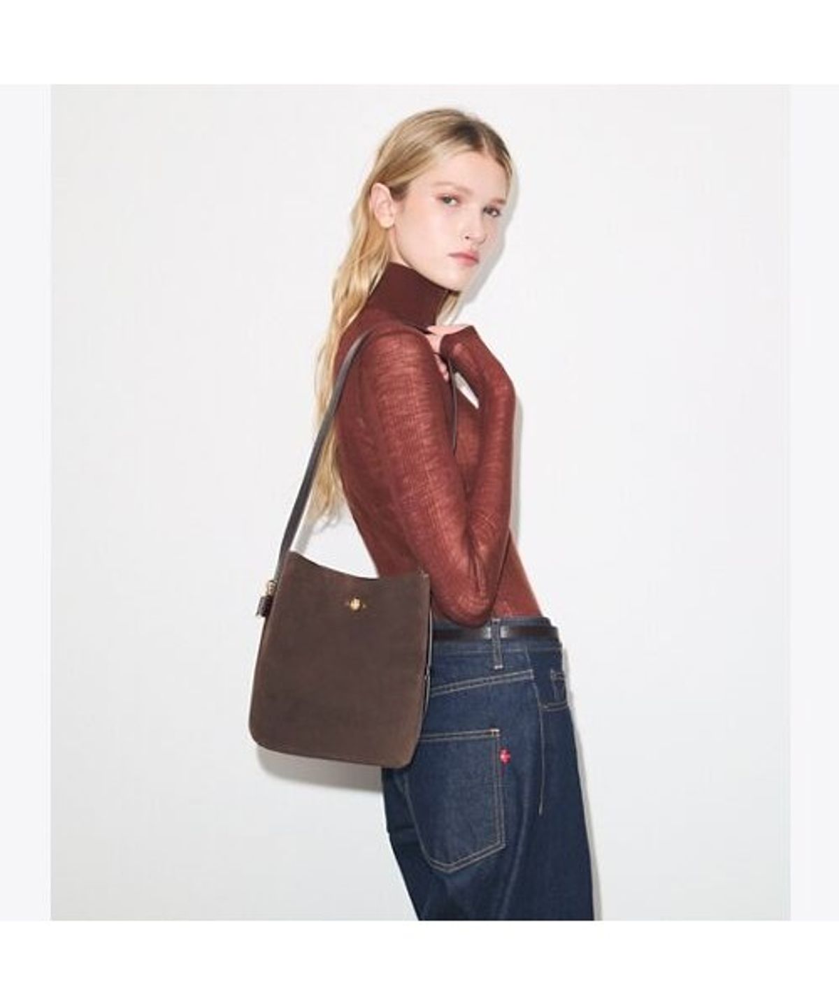 토리버치(TORYBURCH) 락 스웨이드 슬림 미디엄 버킷백 - 다크 코코아