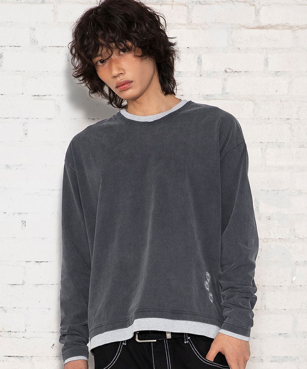 엑스톤즈(XTONZ) XTT168 더스트 워싱 레이어드 크롭 롱슬리브 (BLACK)