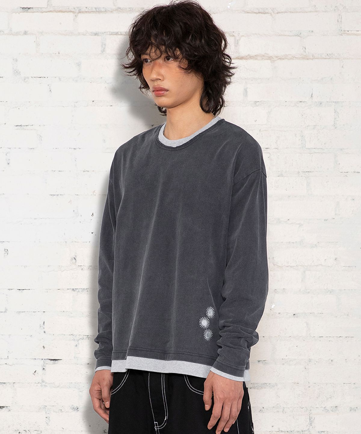 엑스톤즈(XTONZ) XTT168 더스트 워싱 레이어드 크롭 롱슬리브 (BLACK)