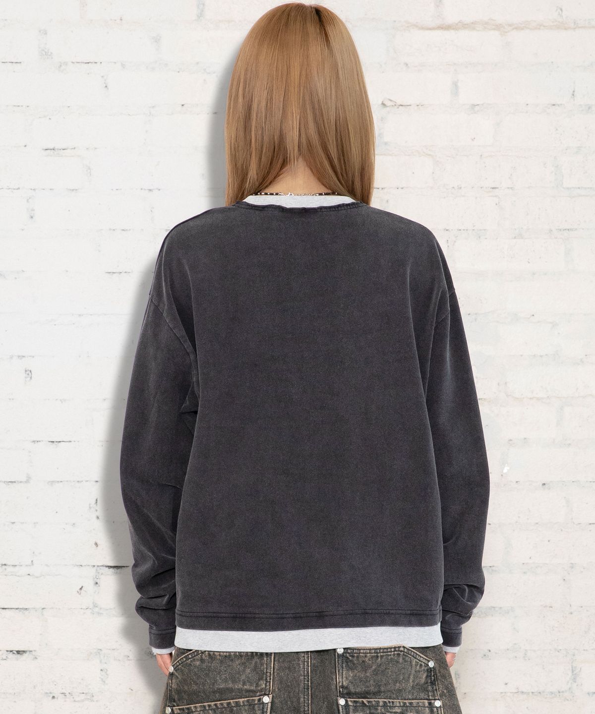 엑스톤즈(XTONZ) XTT168 더스트 워싱 레이어드 크롭 롱슬리브 (BLACK)