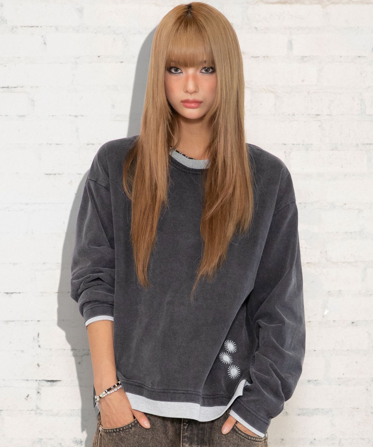 엑스톤즈(XTONZ) XTT168 더스트 워싱 레이어드 크롭 롱슬리브 (BLACK)