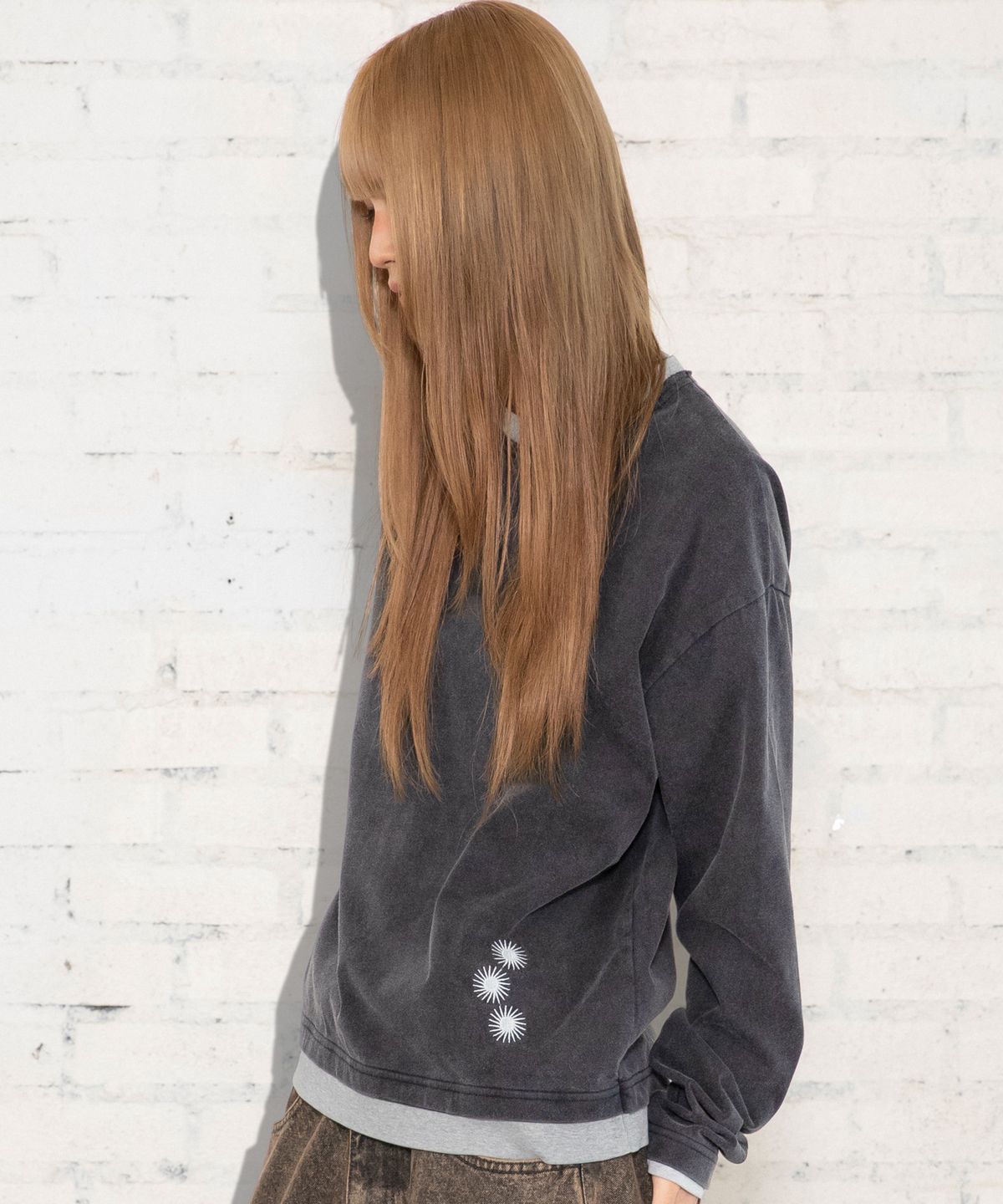 엑스톤즈(XTONZ) XTT168 더스트 워싱 레이어드 크롭 롱슬리브 (BLACK)