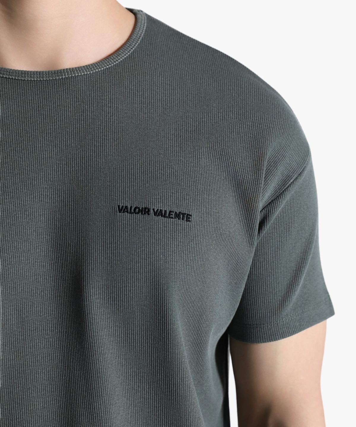발루아발렌테(VALOIR VALENTE) 자수 크롭 반팔티셔츠 카키