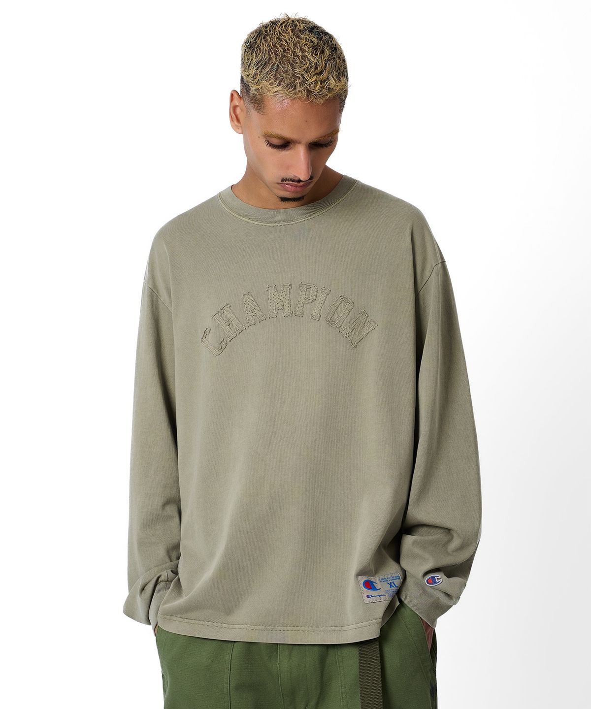 챔피온(CHAMPION) 아치 로고 루즈핏 아플리케 롱슬리브 티셔츠 Beige