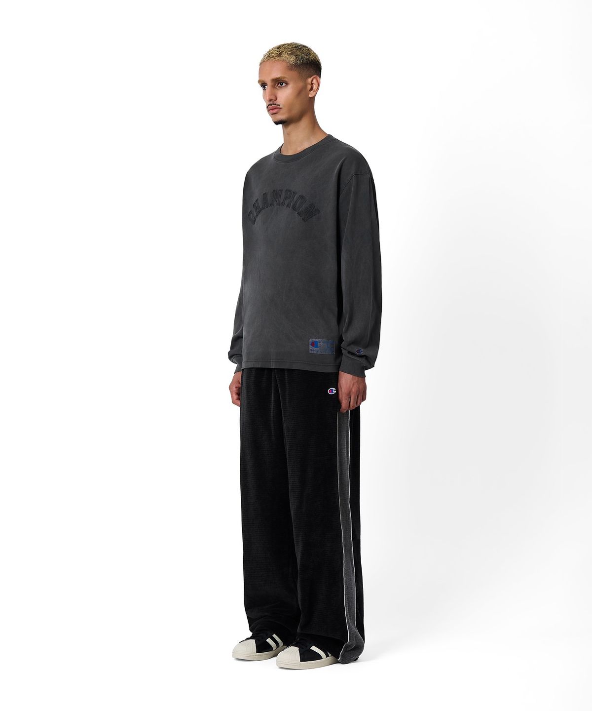 챔피온(CHAMPION) 아치 로고 루즈핏 아플리케 롱슬리브 티셔츠 Charcoal