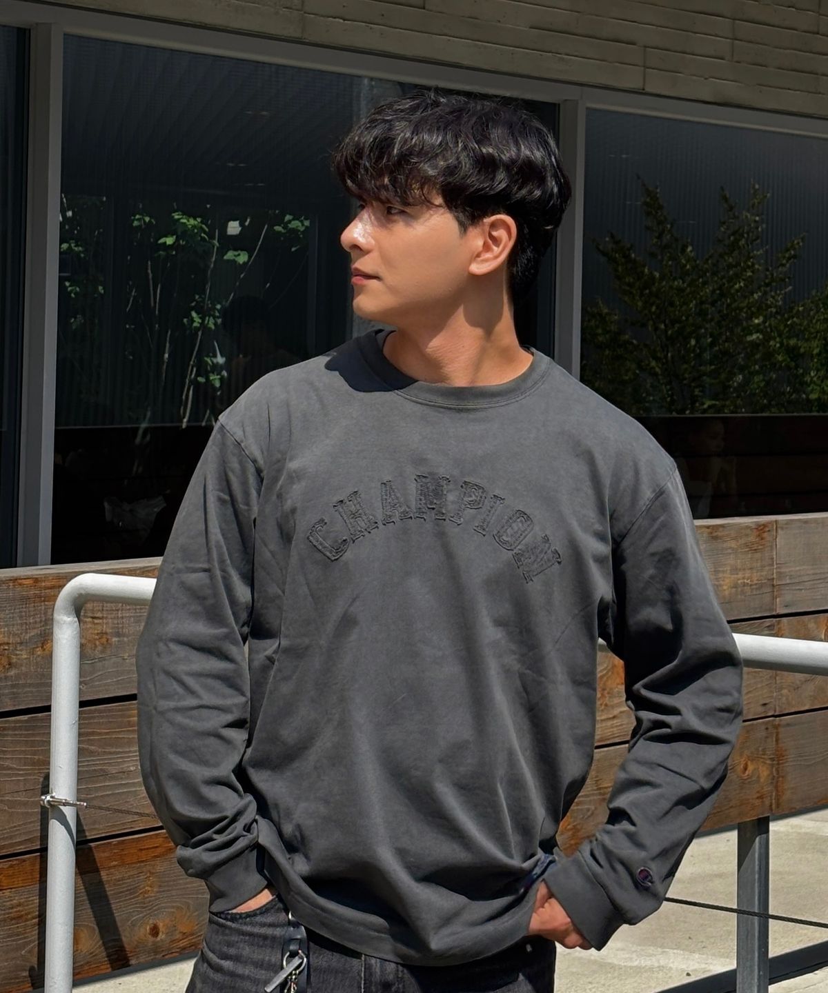 챔피온(CHAMPION) 아치 로고 루즈핏 아플리케 롱슬리브 티셔츠 Charcoal