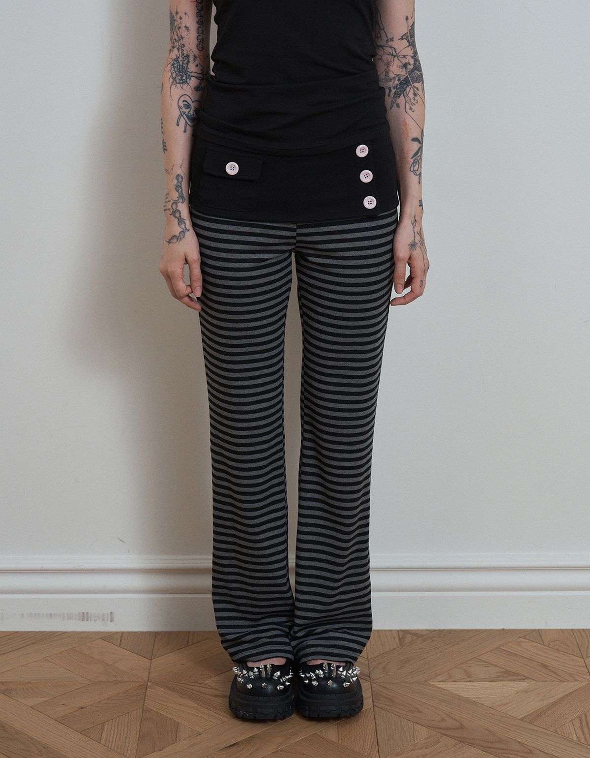 셋업이엑스이(SETUP-EXE) SKULL LOGO STRIPE FLARE PANTS / BLACK