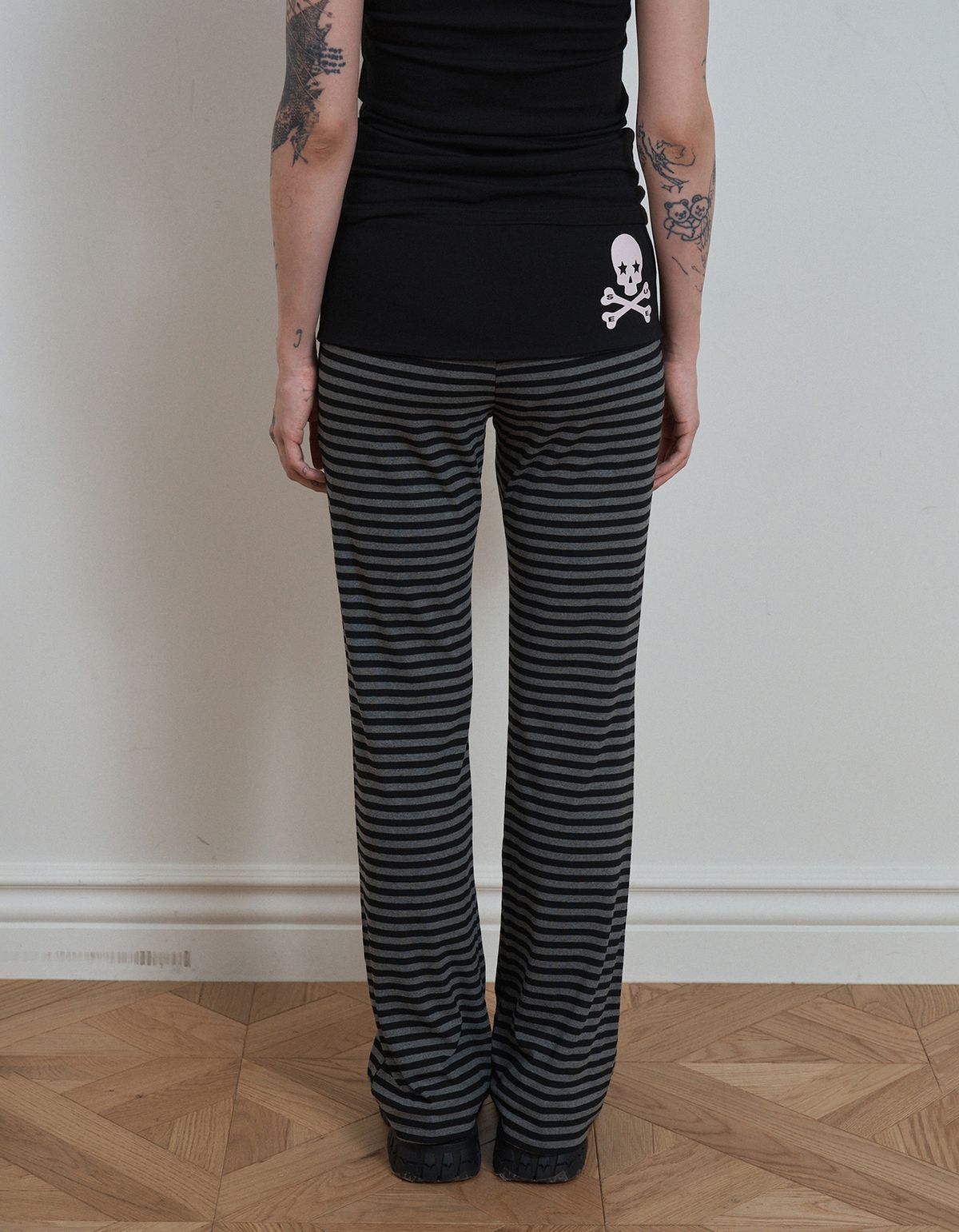 셋업이엑스이(SETUP-EXE) SKULL LOGO STRIPE FLARE PANTS / BLACK