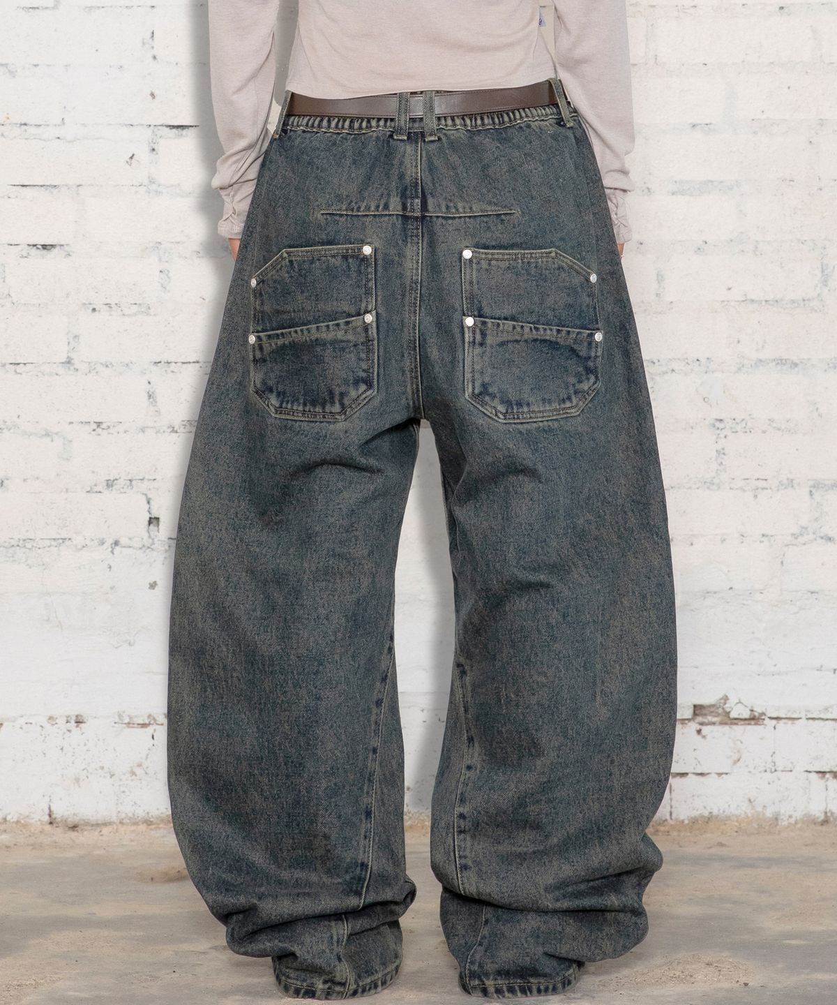 엑스톤즈(XTONZ) XP340 프론트 지퍼 멀티 포켓 커브드 데님 팬츠 (DARK BLUE)
