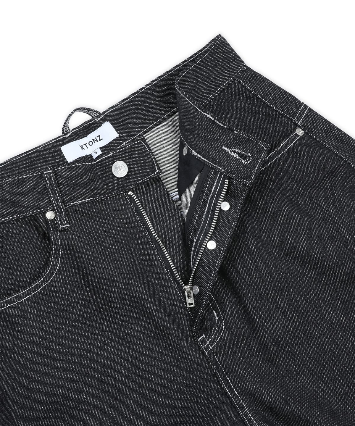 엑스톤즈(XTONZ) XP339 레터링 로우 커브드 데님 팬츠 (BLACK)