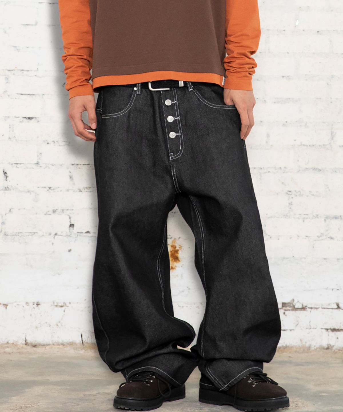 엑스톤즈(XTONZ) XP339 레터링 로우 커브드 데님 팬츠 (BLACK)