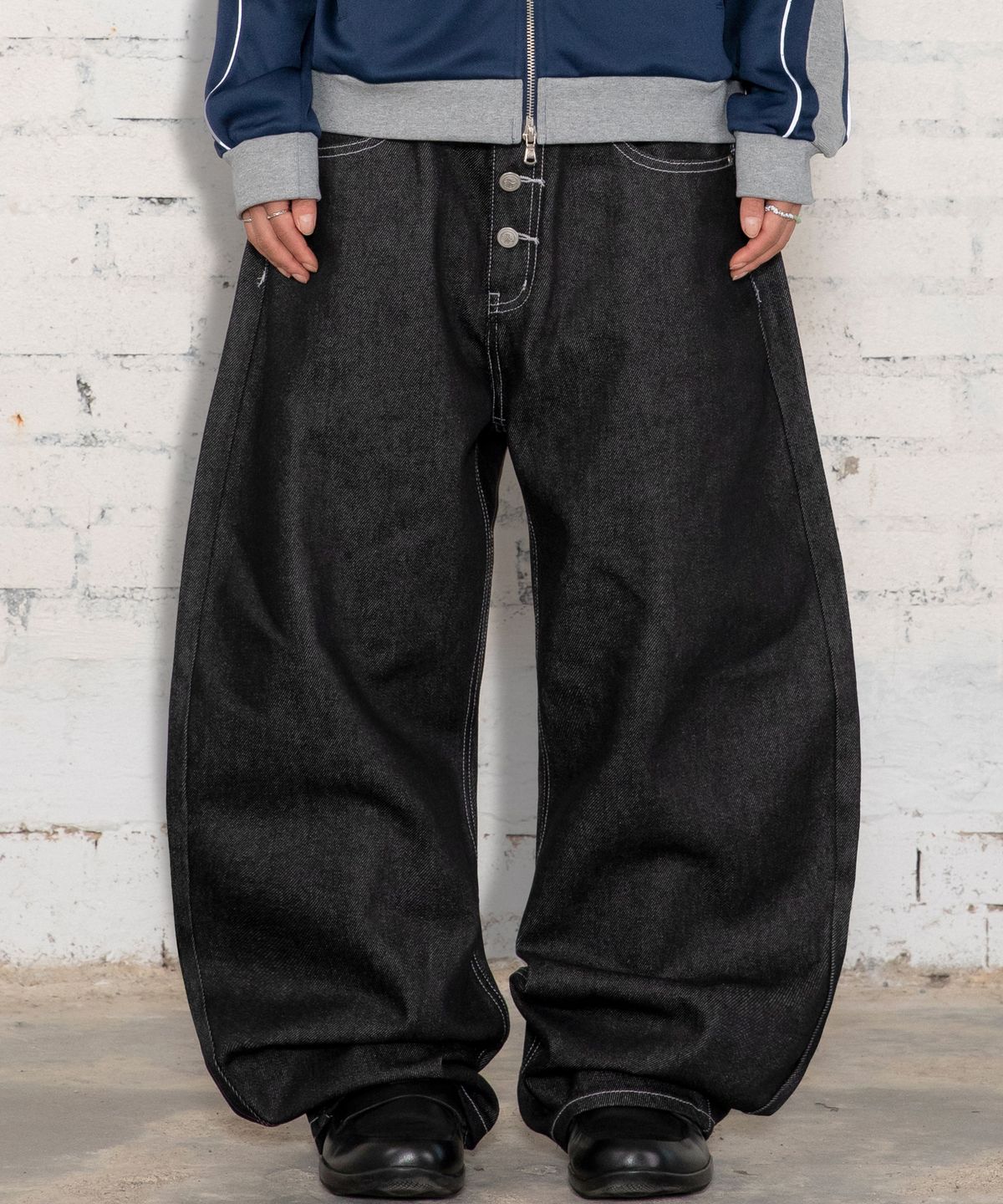 엑스톤즈(XTONZ) XP339 레터링 로우 커브드 데님 팬츠 (BLACK)