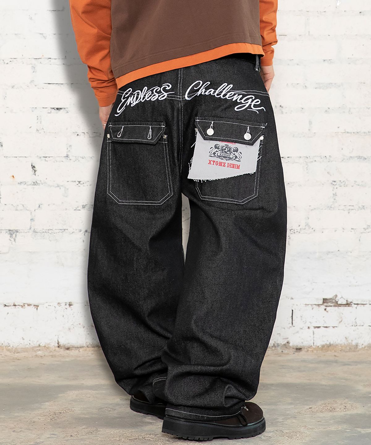 엑스톤즈(XTONZ) XP339 레터링 로우 커브드 데님 팬츠 (BLACK)