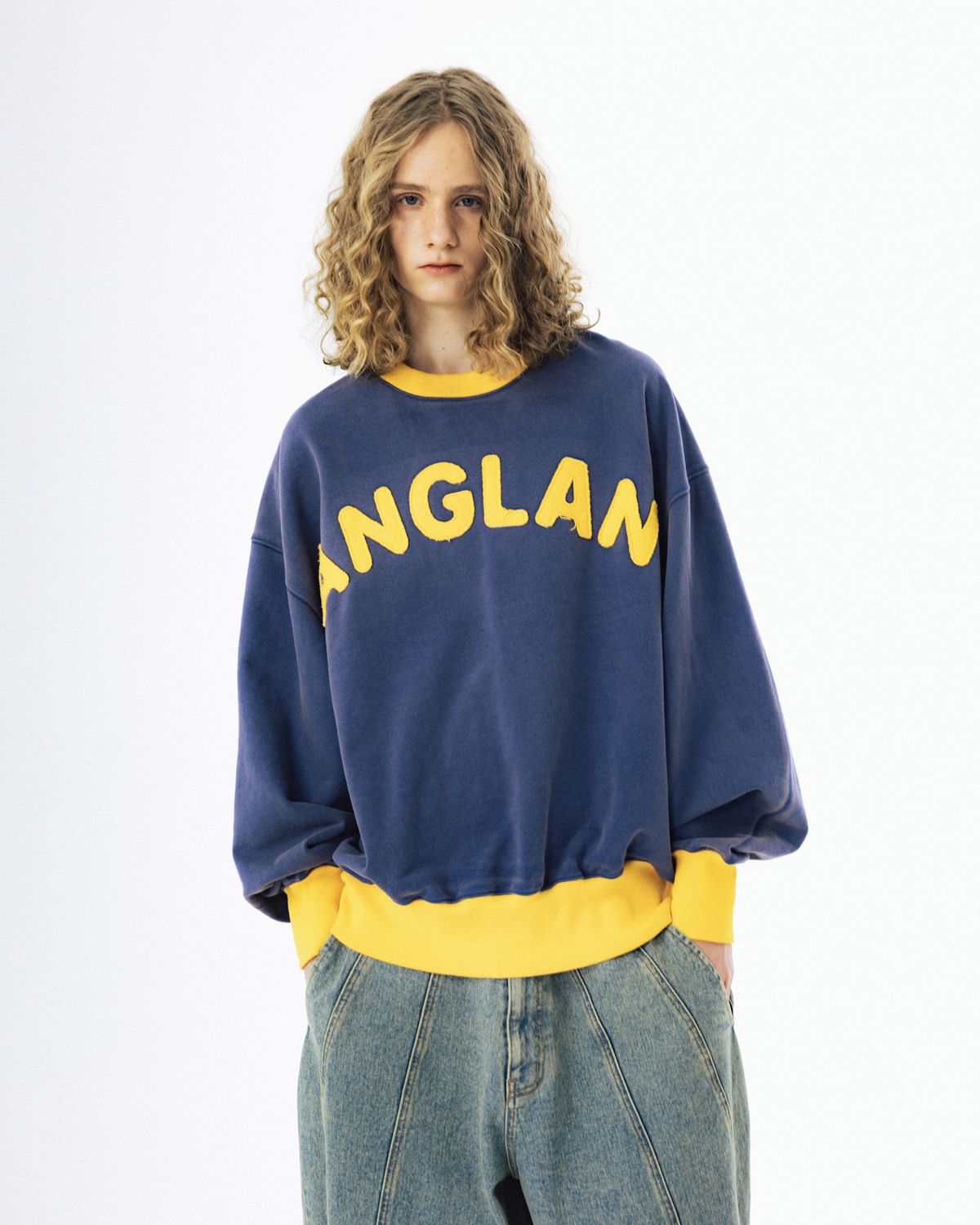 앵글런(ANGLAN) Appliqué Washed Sweat Shirt - Blue