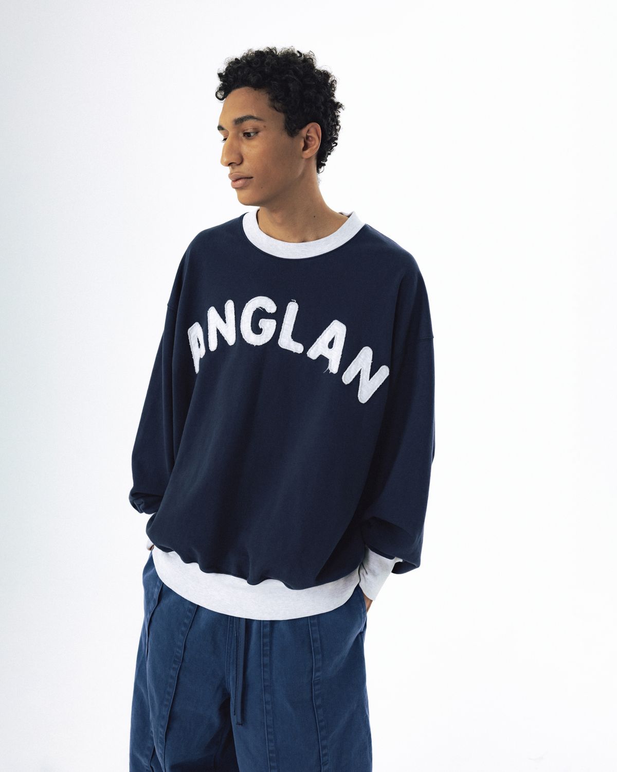 앵글런(ANGLAN) Appliqué Sweat Shirt - Navy