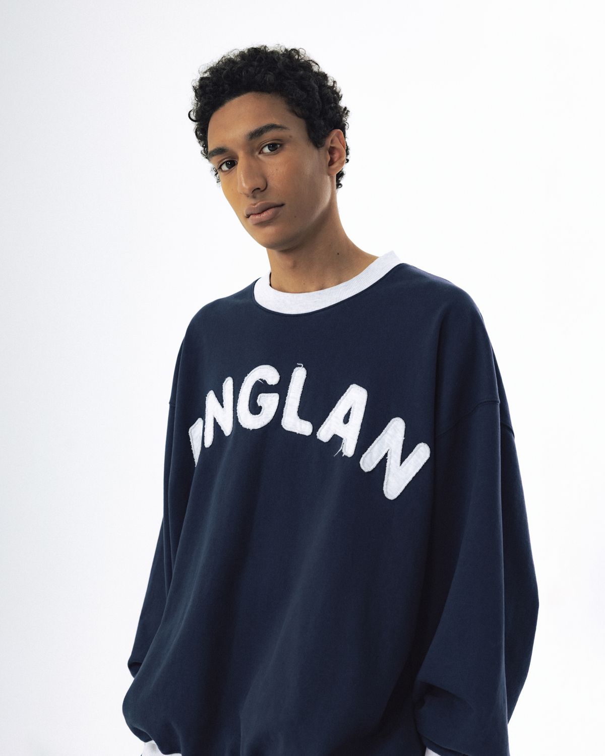 앵글런(ANGLAN) Appliqué Sweat Shirt - Navy