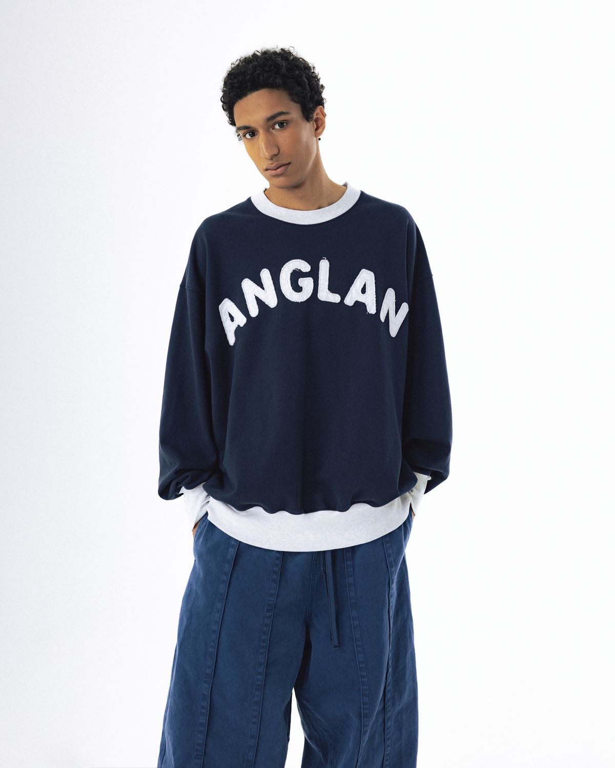 앵글런(ANGLAN) Appliqué Sweat Shirt - Navy