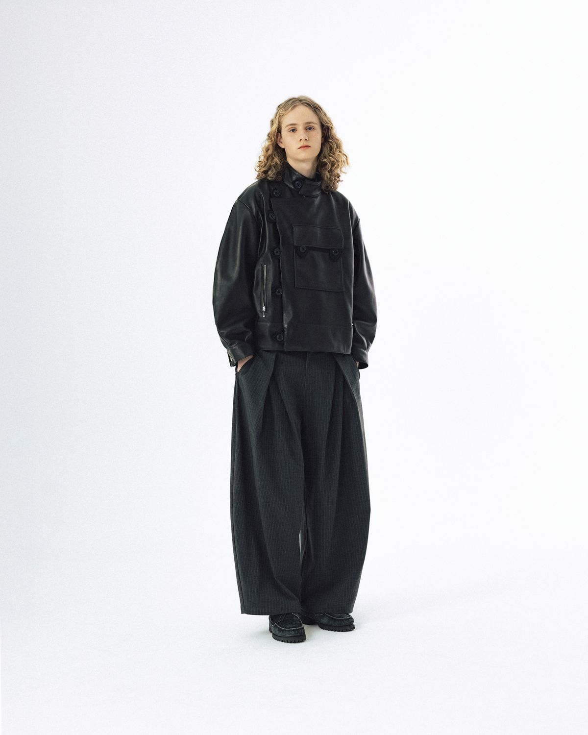 앵글런(ANGLAN) Overlapping Pleat Striped Trousers - Grey