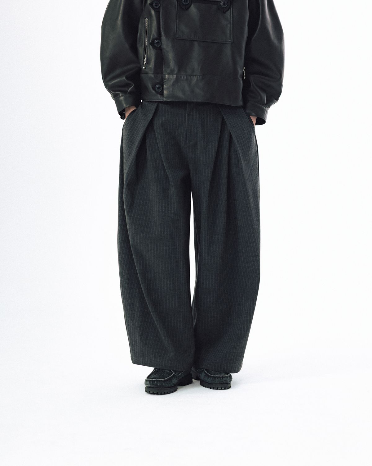 앵글런(ANGLAN) Overlapping Pleat Striped Trousers - Grey