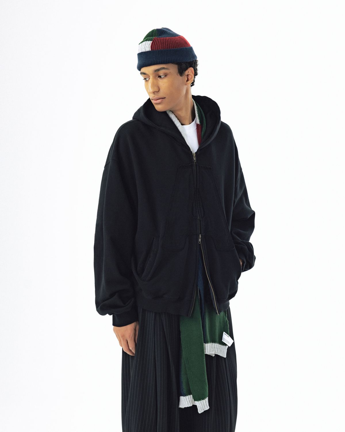 앵글런(ANGLAN) Big Appliqué Hood Zip-Up - Black