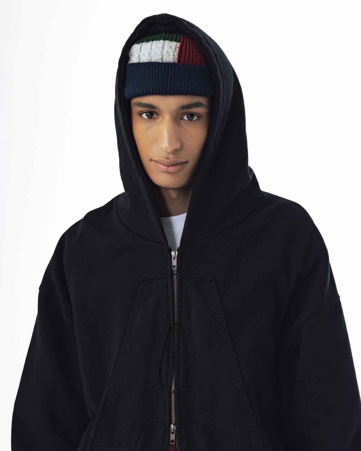 앵글런(ANGLAN) Big Appliqué Hood Zip-Up - Black