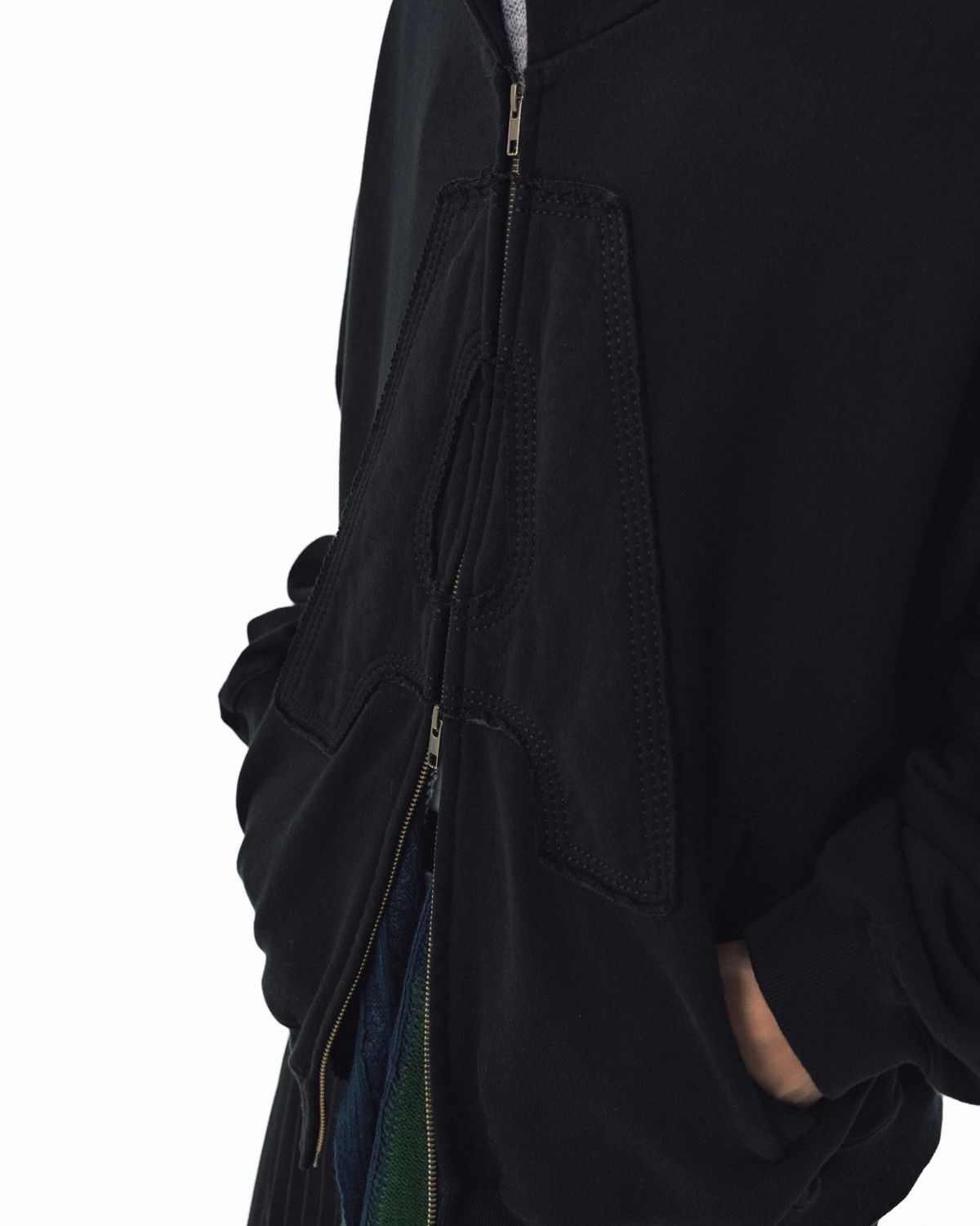 앵글런(ANGLAN) Big Appliqué Hood Zip-Up - Black