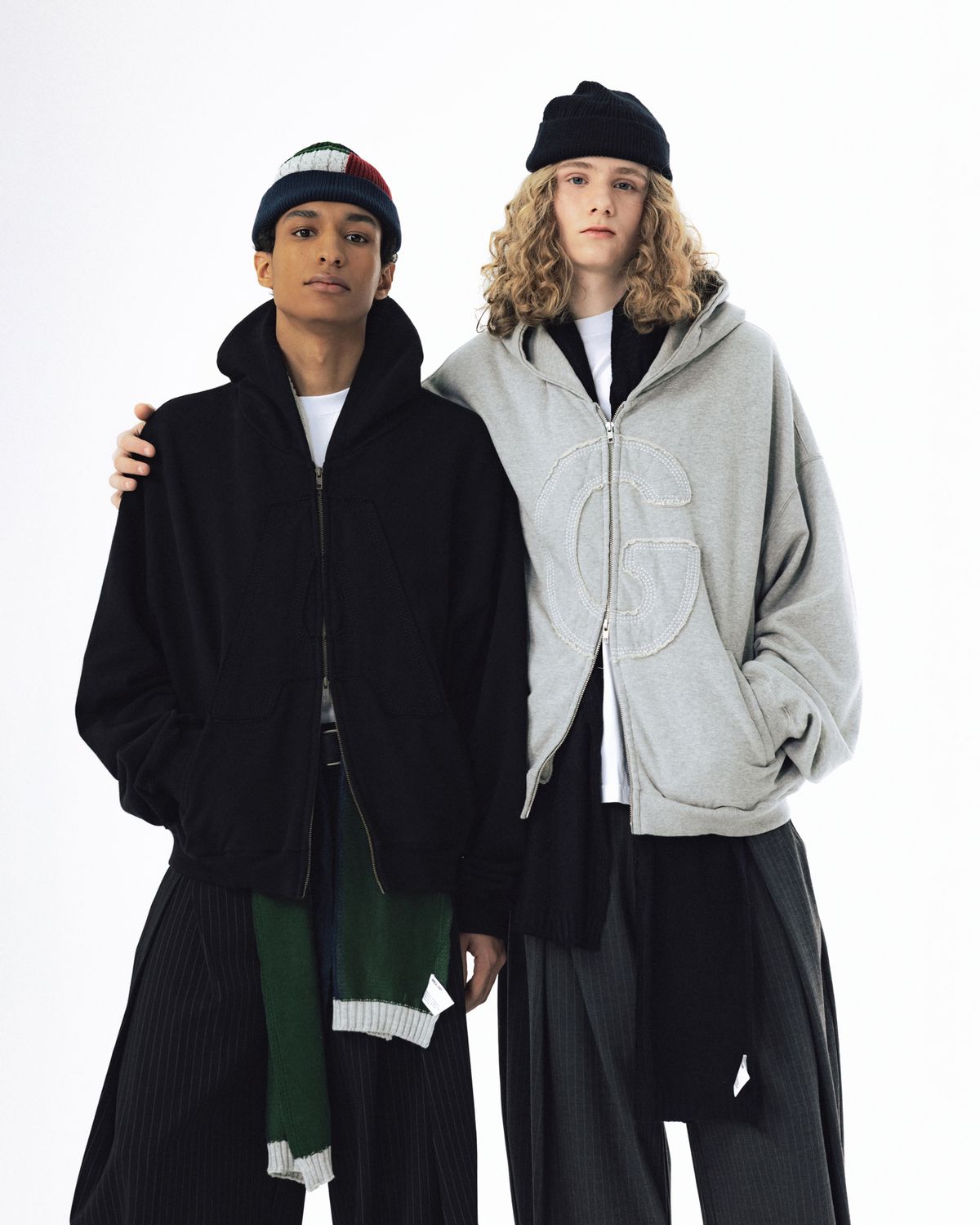 앵글런(ANGLAN) Big Appliqué Hood Zip-Up - Black