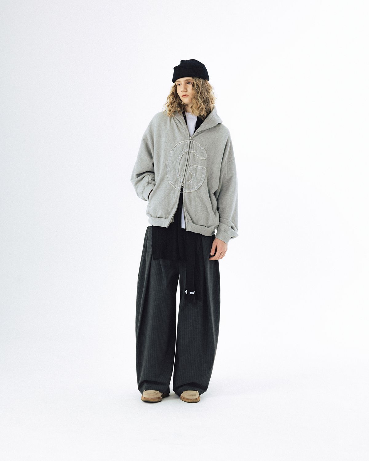 앵글런(ANGLAN) Big Appliqué Hood Zip-Up - Melange Grey