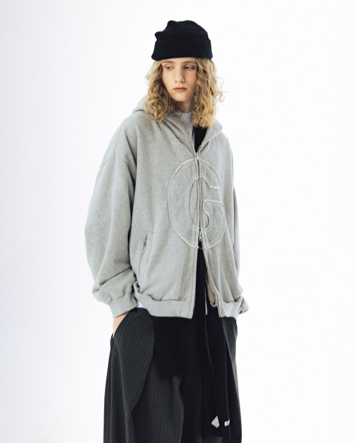 앵글런(ANGLAN) Big Appliqué Hood Zip-Up - Melange Grey