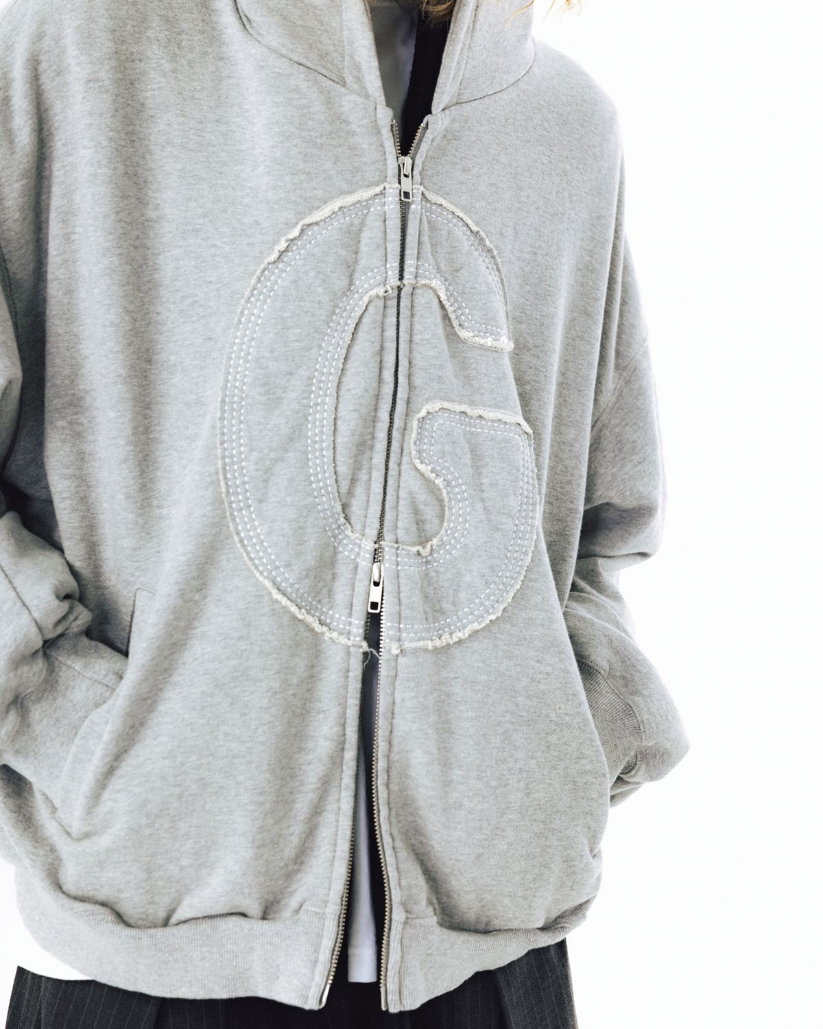 앵글런(ANGLAN) Big Appliqué Hood Zip-Up - Melange Grey